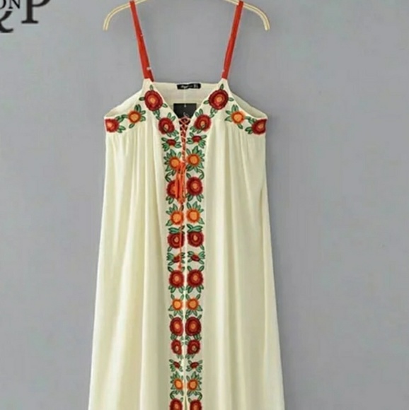 Embroidry cream dress - Picture 4 of 4